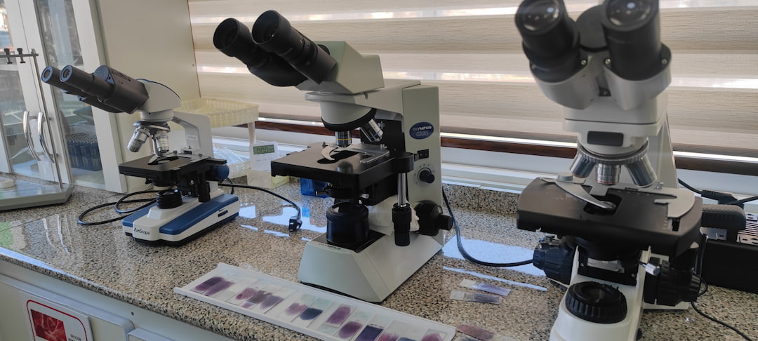 Técnico de laboratorio trabajando con microscopio de precisión